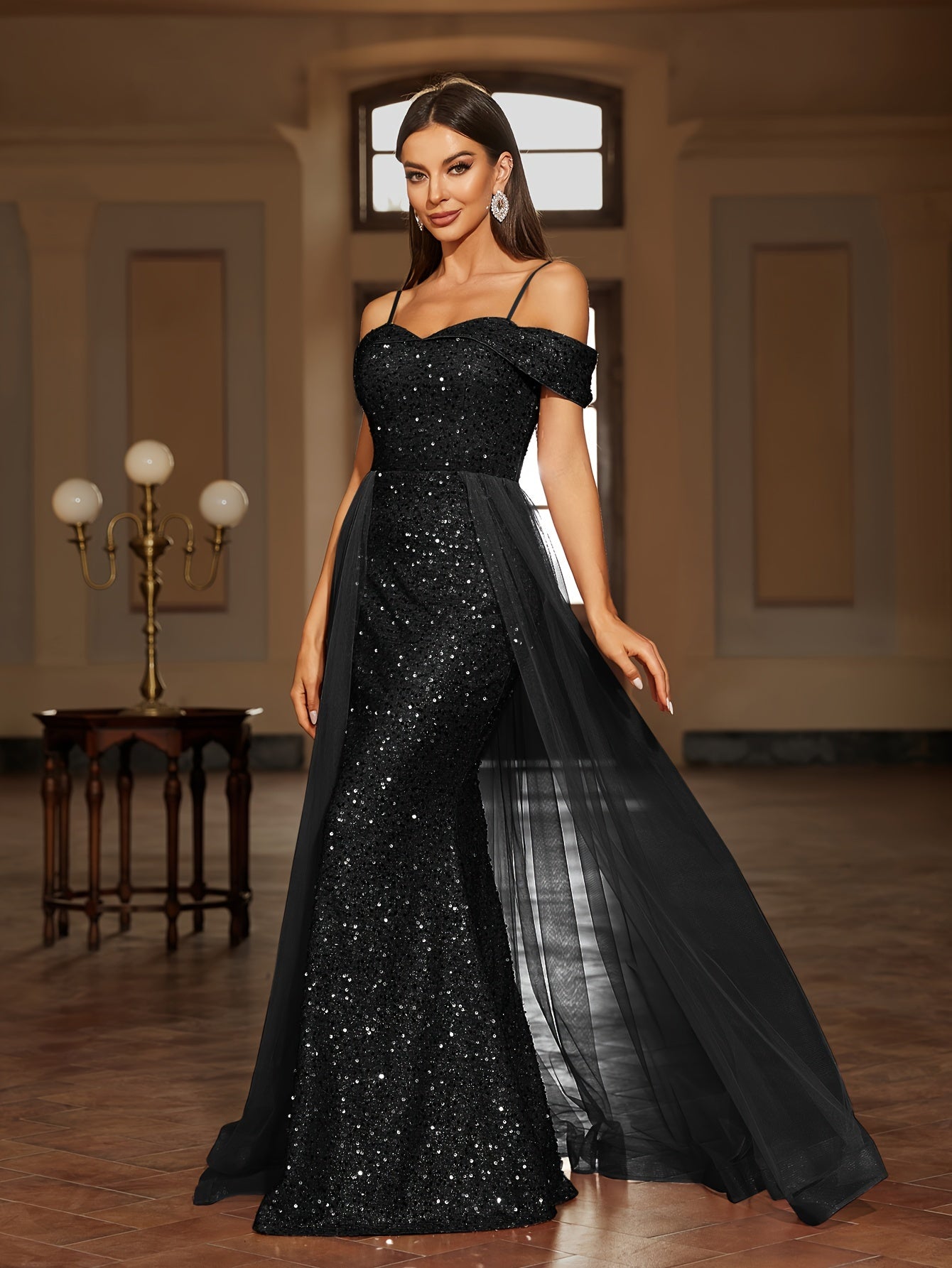 Langes Abendkleid mit Taillierter Passform und Fließendem Rock