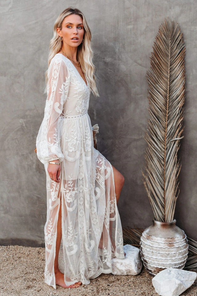 Weißes Spitzen-Maxi-Kleid mit Tiefem V-Ausschnitt und Beinschlitz | Ideal für den Sommer