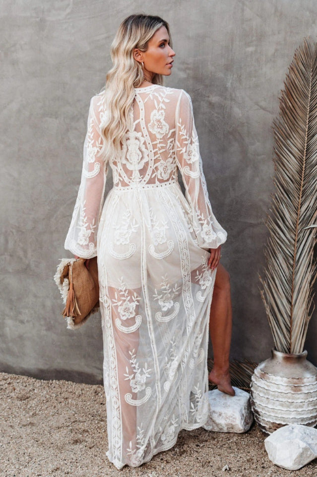 Weißes Spitzen-Maxi-Kleid mit Tiefem V-Ausschnitt und Beinschlitz | Ideal für den Sommer