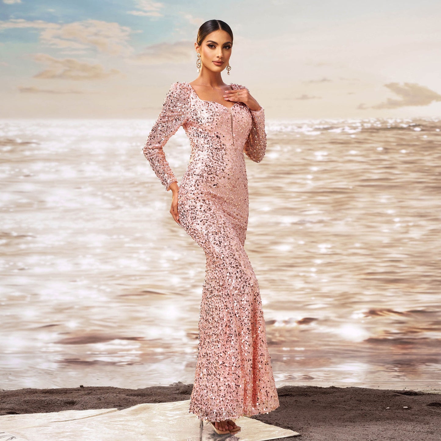 Paillettenbesetztes Langarm-Fishtail-Kleid mit Quadratausschnitt | Ideal für Herbst und Winter