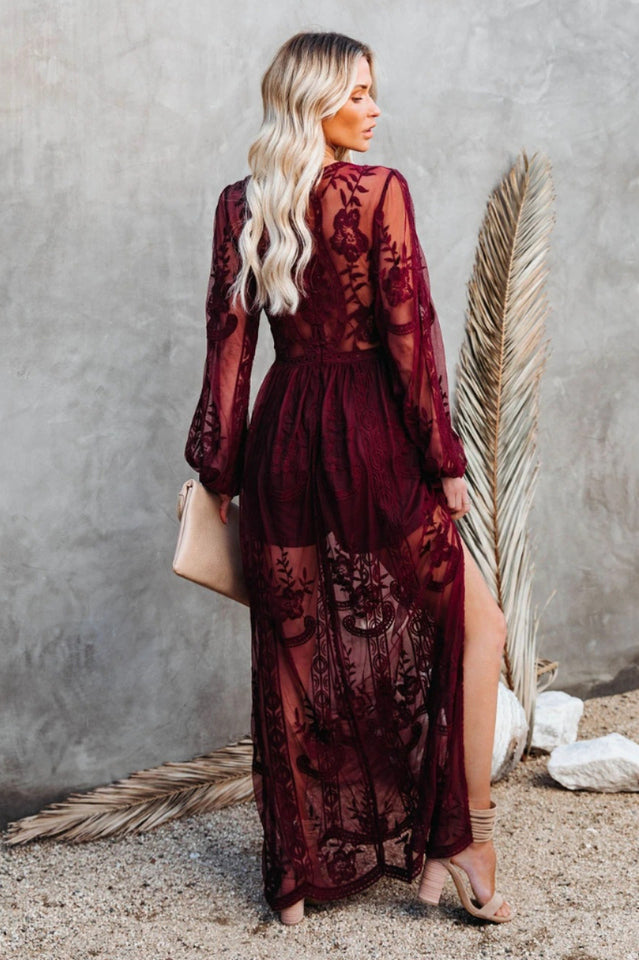 Weißes Spitzen-Maxi-Kleid mit Tiefem V-Ausschnitt und Beinschlitz | Ideal für den Sommer