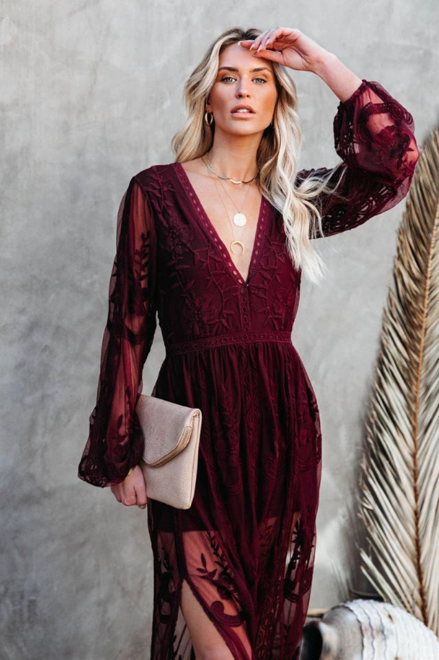 Weißes Spitzen-Maxi-Kleid mit Tiefem V-Ausschnitt und Beinschlitz | Ideal für den Sommer