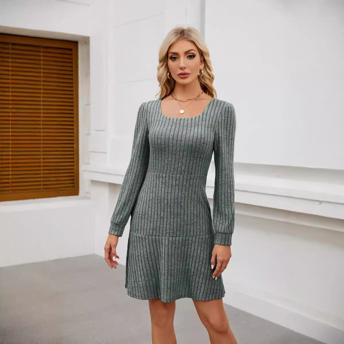 Kleid mit quadratischem Ausschnitt und Laternenärmeln sowie Taschen | Ideal für Frühling und Herbst