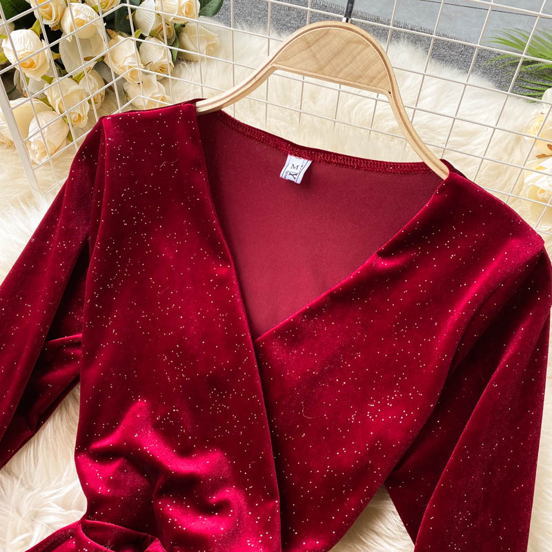 Langärmeliges Bodycon-Kleid aus Samt mit V-Ausschnitt | Ideal für Herbst und Winter