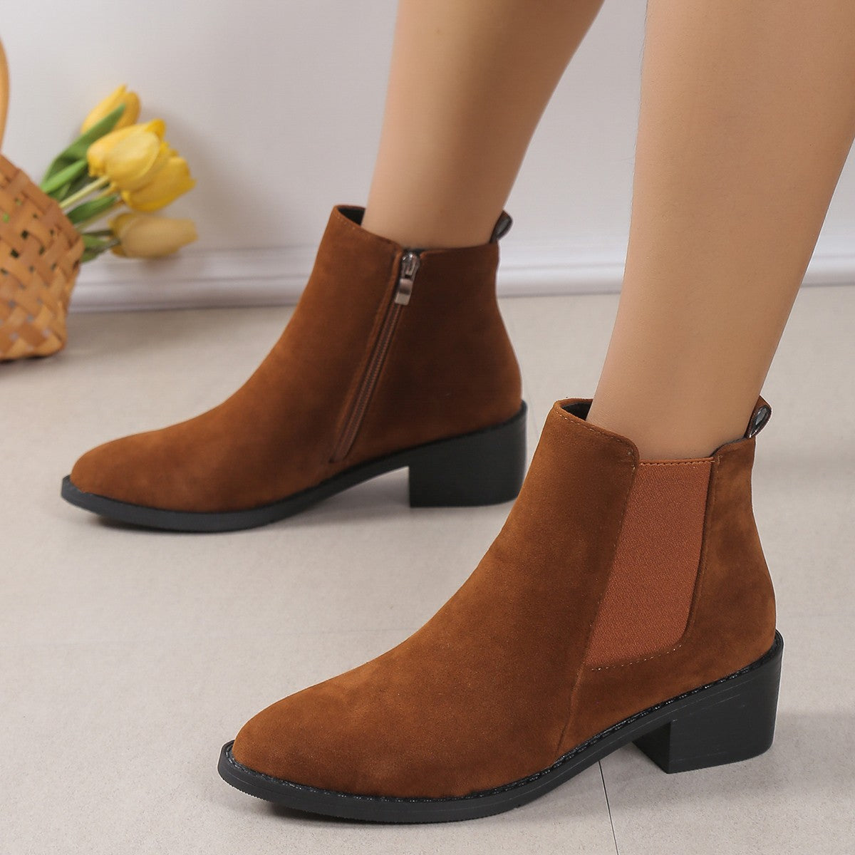 Wildleder Stiefeletten mit seitlichem Reißverschluss und Blockabsatz | Ideal für den Herbst