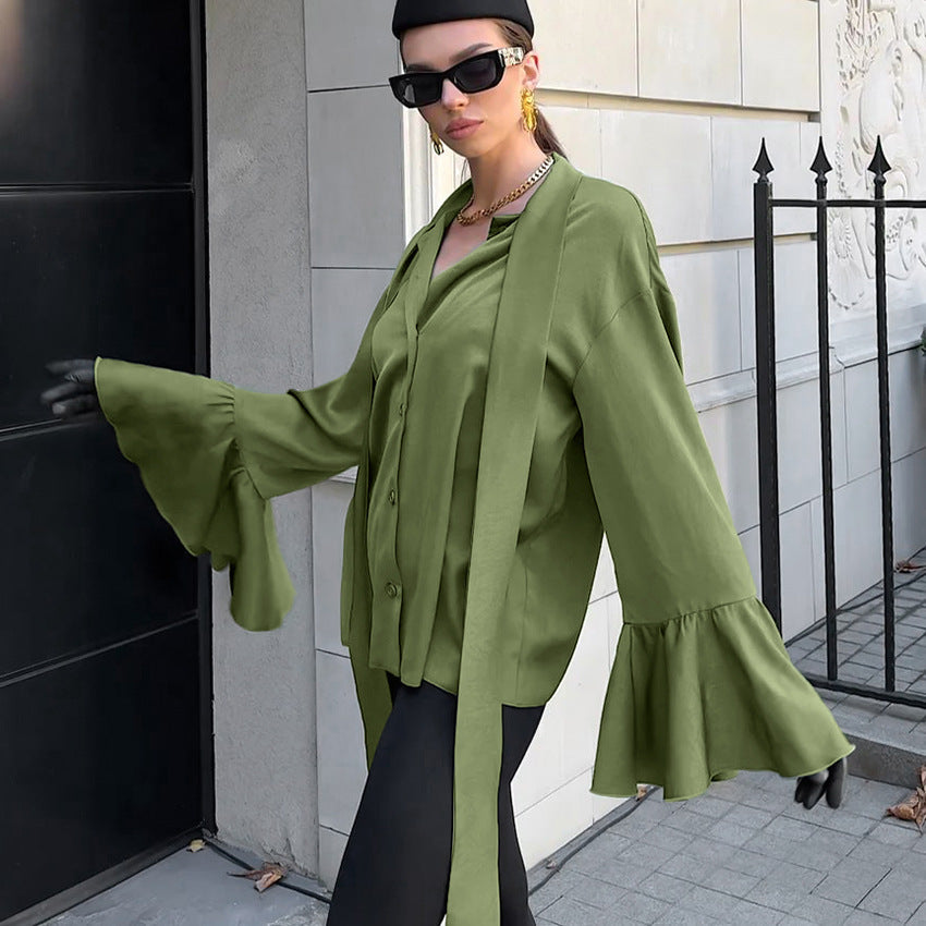 Satinbluse mit Schleifenkragen Trompetenärmeln und Rüschen | Ideal für den Frühling