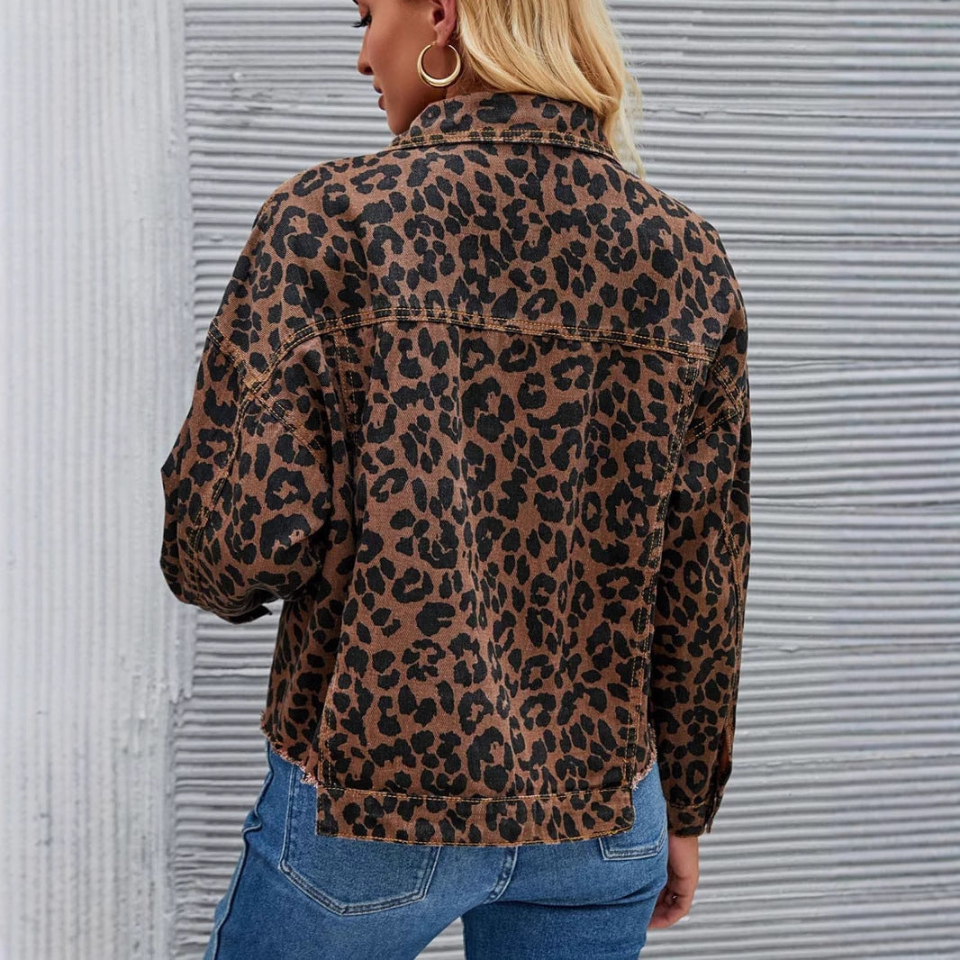 Kurzjacke aus Denim mit Tiermuster und Ausfransendem Saum | Ideal für Frühling und Herbst