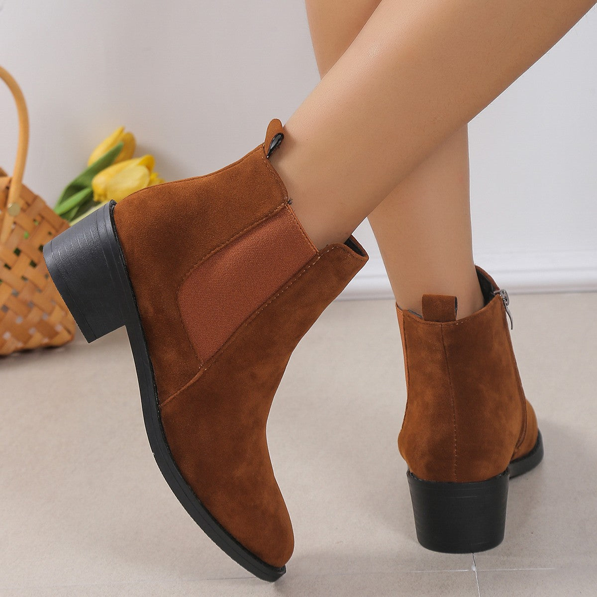 Wildleder Stiefeletten mit seitlichem Reißverschluss und Blockabsatz | Ideal für den Herbst