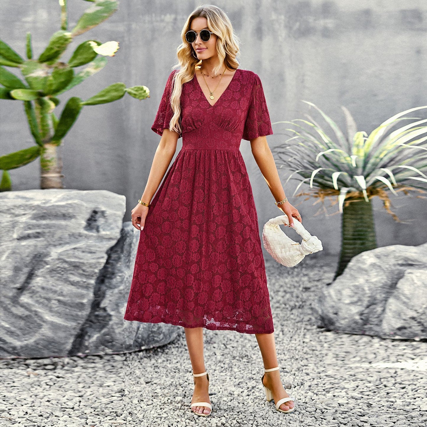 V-Ausschnitt Besticktes Spitzenkleid mit Rüschärmeln und Reißverschluss | Ideal für Frühling und Sommer