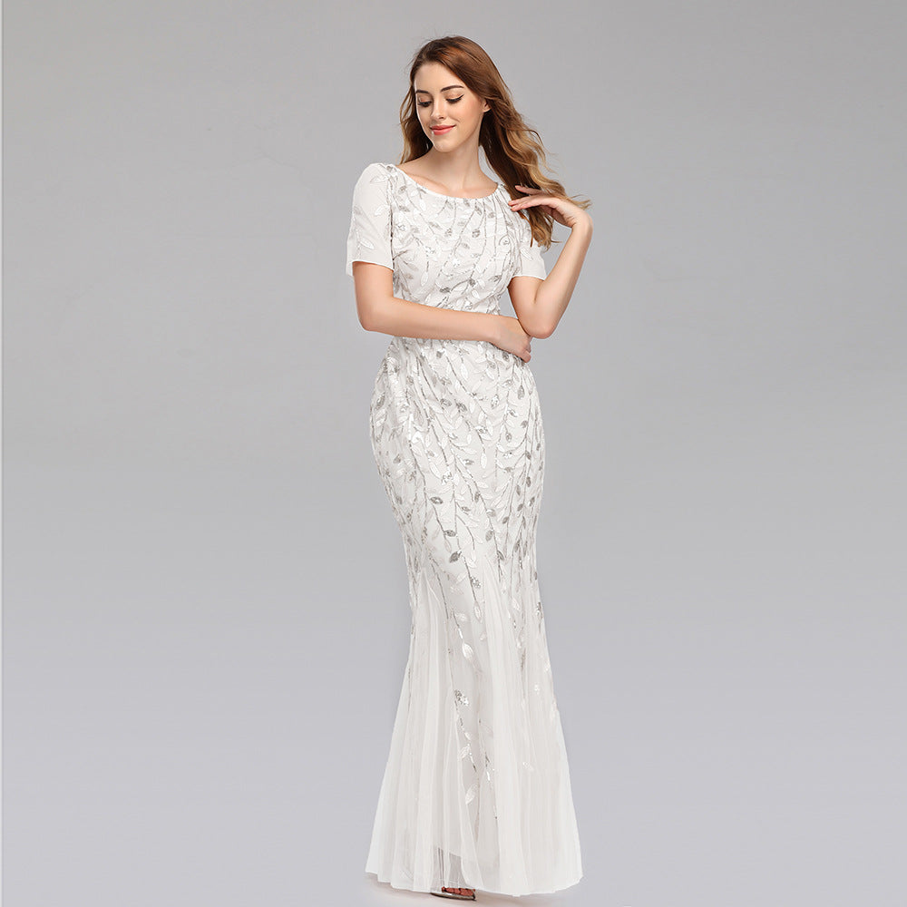 Bodenlanges Abendkleid mit Rundhalsausschnitt und Spitzenstickerei | Ideal für alle Jahreszeiten