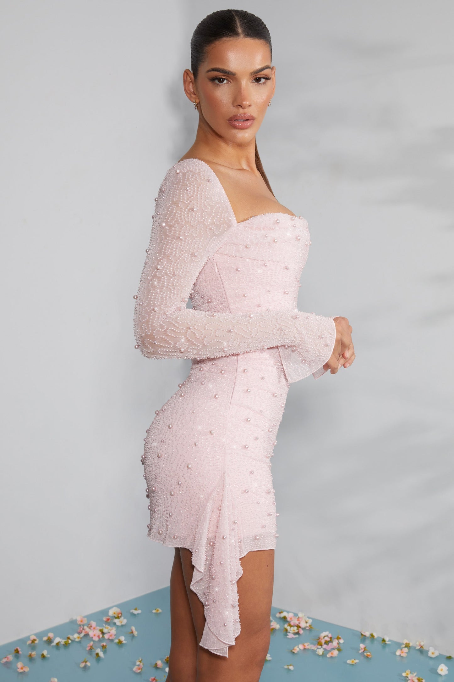 Perlenkleid mit langen Ärmeln und eleganten Details | Ideal für Abendveranstaltungen