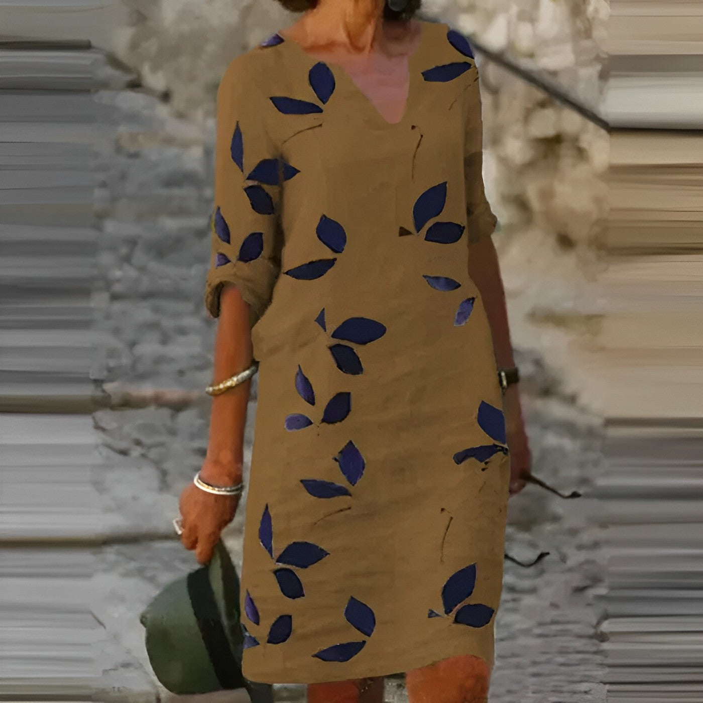 Sommerkleid mit Blattmuster und fließender Silhouette | Ideal für den Sommer