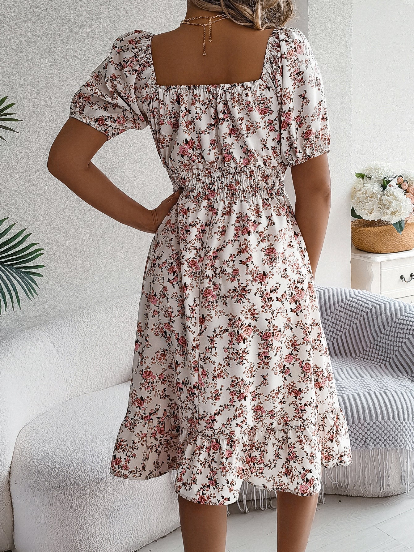 Blumenkleid mit Quadrat-Ausschnitt, Rüschen und Hohem Bund | Ideal für den Sommer