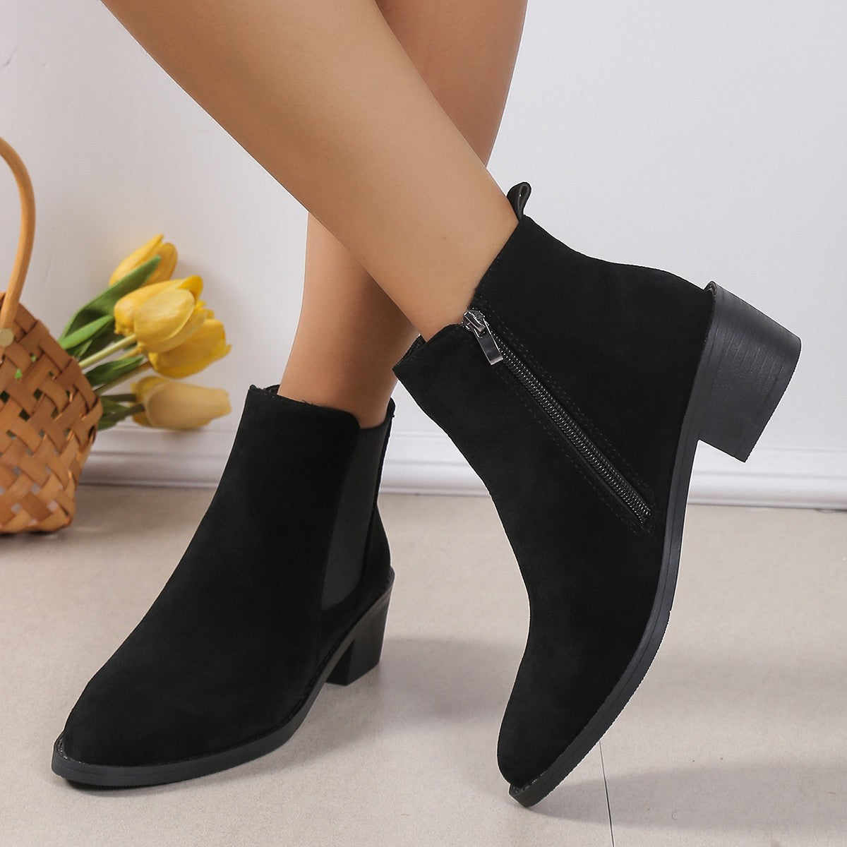 Wildleder Stiefeletten mit seitlichem Reißverschluss und Blockabsatz | Ideal für den Herbst