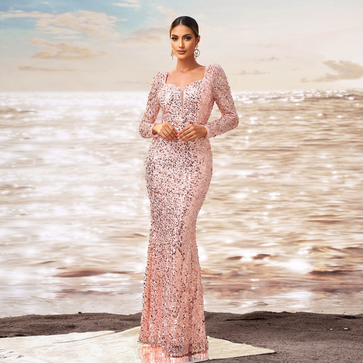 Paillettenbesetztes Langarm-Fishtail-Kleid mit Quadratausschnitt | Ideal für Herbst und Winter