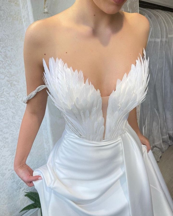 Bodenlanges Kleid mit Federbesatz und Kragen mit Linie | Ideal für Frühling und Sommer