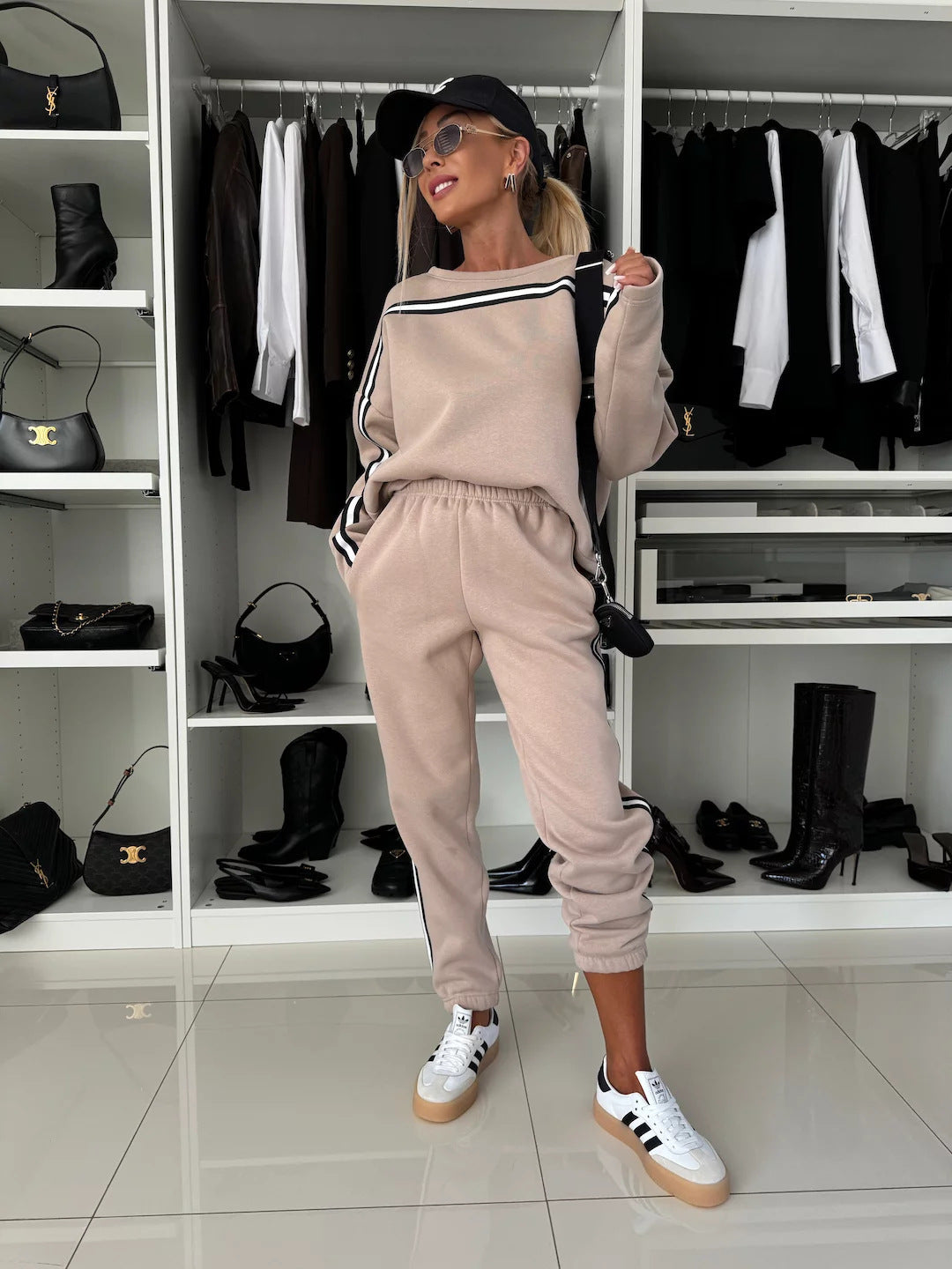 Zweiteiliges Set aus Rundhalspullover mit Kontrastfarbe und Cropped Hose | Ideal für alle Jahreszeiten