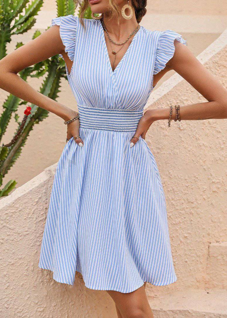 Gestreiftes V-Ausschnitt-A-Linien-Kleid mit Flügelärmeln | Ideal für den Sommer