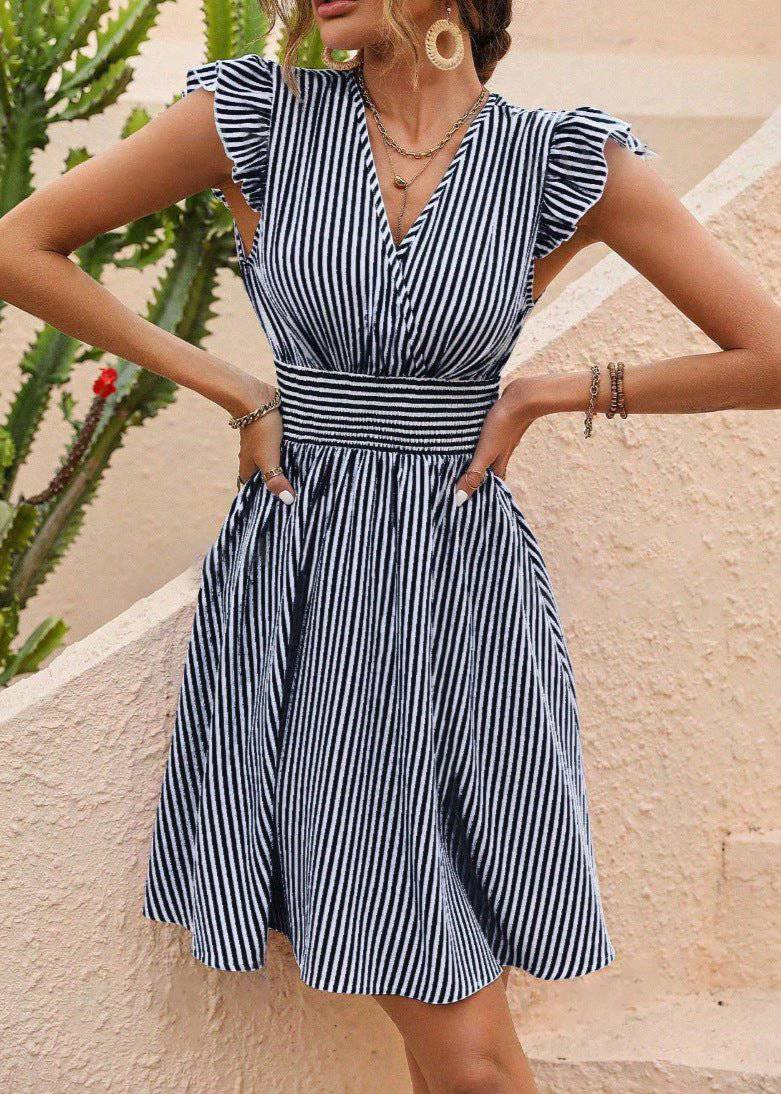 Gestreiftes V-Ausschnitt-A-Linien-Kleid mit Flügelärmeln | Ideal für den Sommer