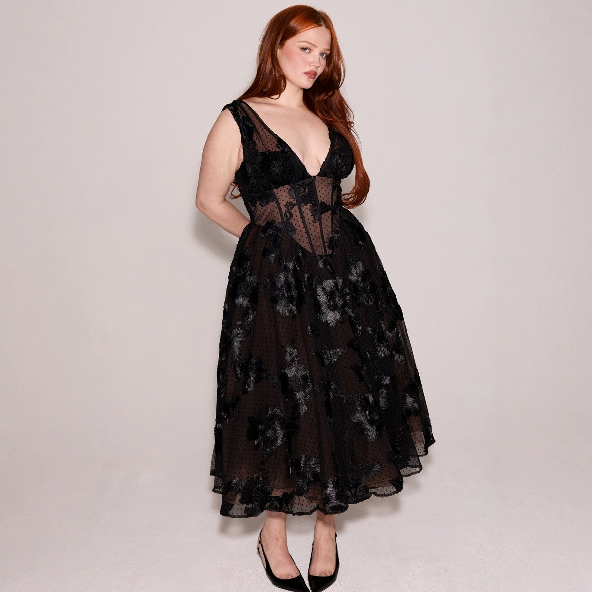 Langes Abendkleid aus Spitze und Mesh mit Tiefem V-Ausschnitt und Reißverschluss | Ideal für Frühling und Herbst