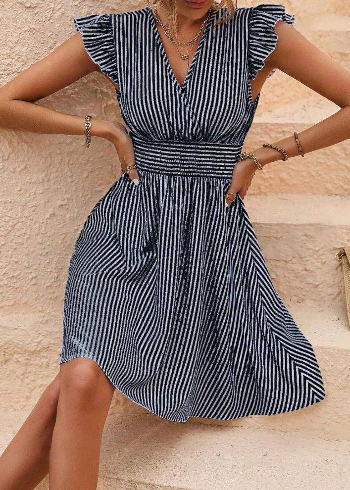 Gestreiftes V-Ausschnitt-A-Linien-Kleid mit Flügelärmeln | Ideal für den Sommer
