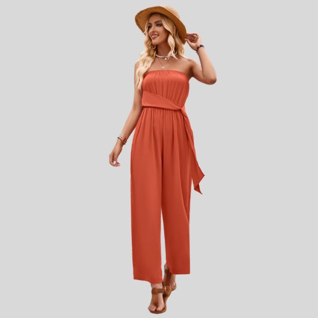 Schulterfreies Jumpsuit mit Taillenband und fließendem Stoff