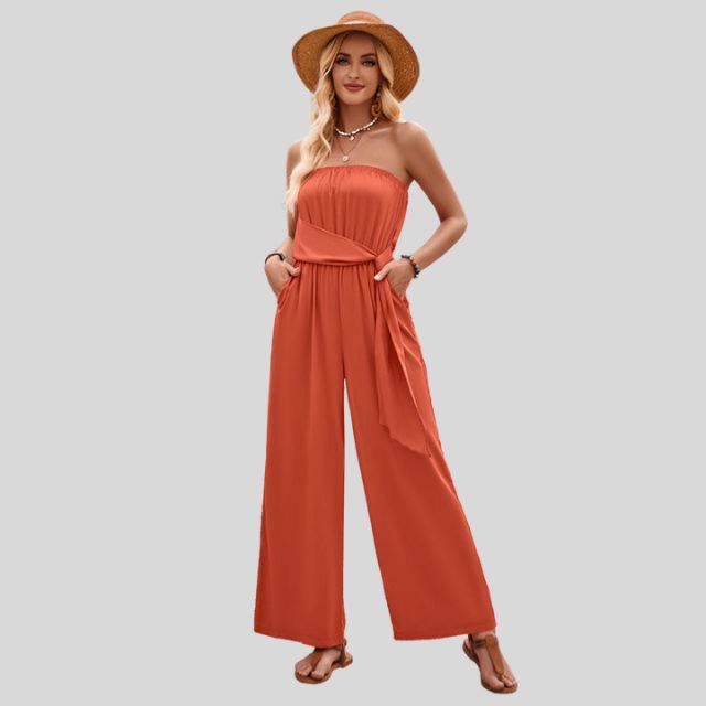 Schulterfreies Jumpsuit mit Taillenband und fließendem Stoff