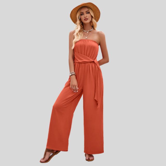 Schulterfreies Jumpsuit mit Taillenband und fließendem Stoff