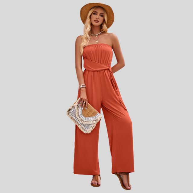Schulterfreies Jumpsuit mit Taillenband und fließendem Stoff
