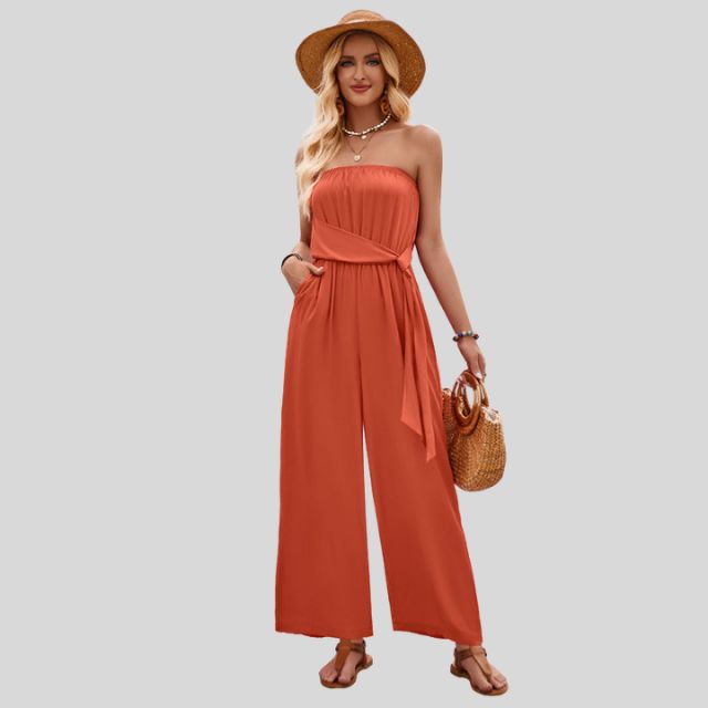 Schulterfreies Jumpsuit mit Taillenband und fließendem Stoff