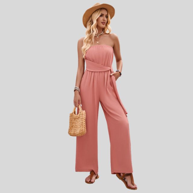 Schulterfreies Jumpsuit mit Taillenband und fließendem Stoff