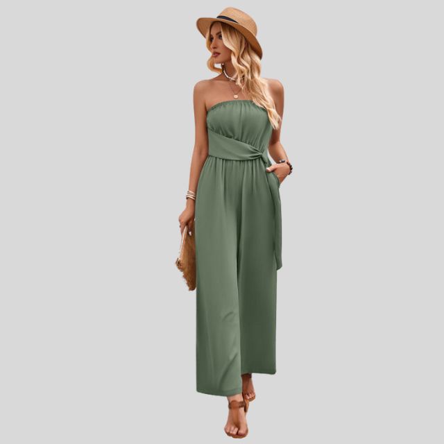Schulterfreies Jumpsuit mit Taillenband und fließendem Stoff