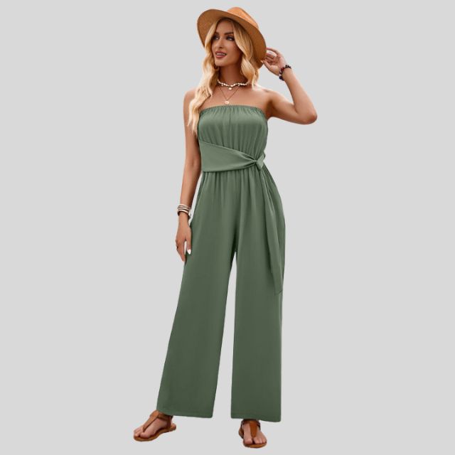Schulterfreies Jumpsuit mit Taillenband und fließendem Stoff