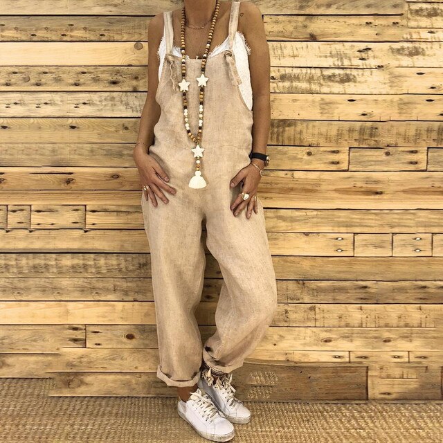 Weit geschnittener Jumpsuit mit tiefem Ausschnitt und Taschen