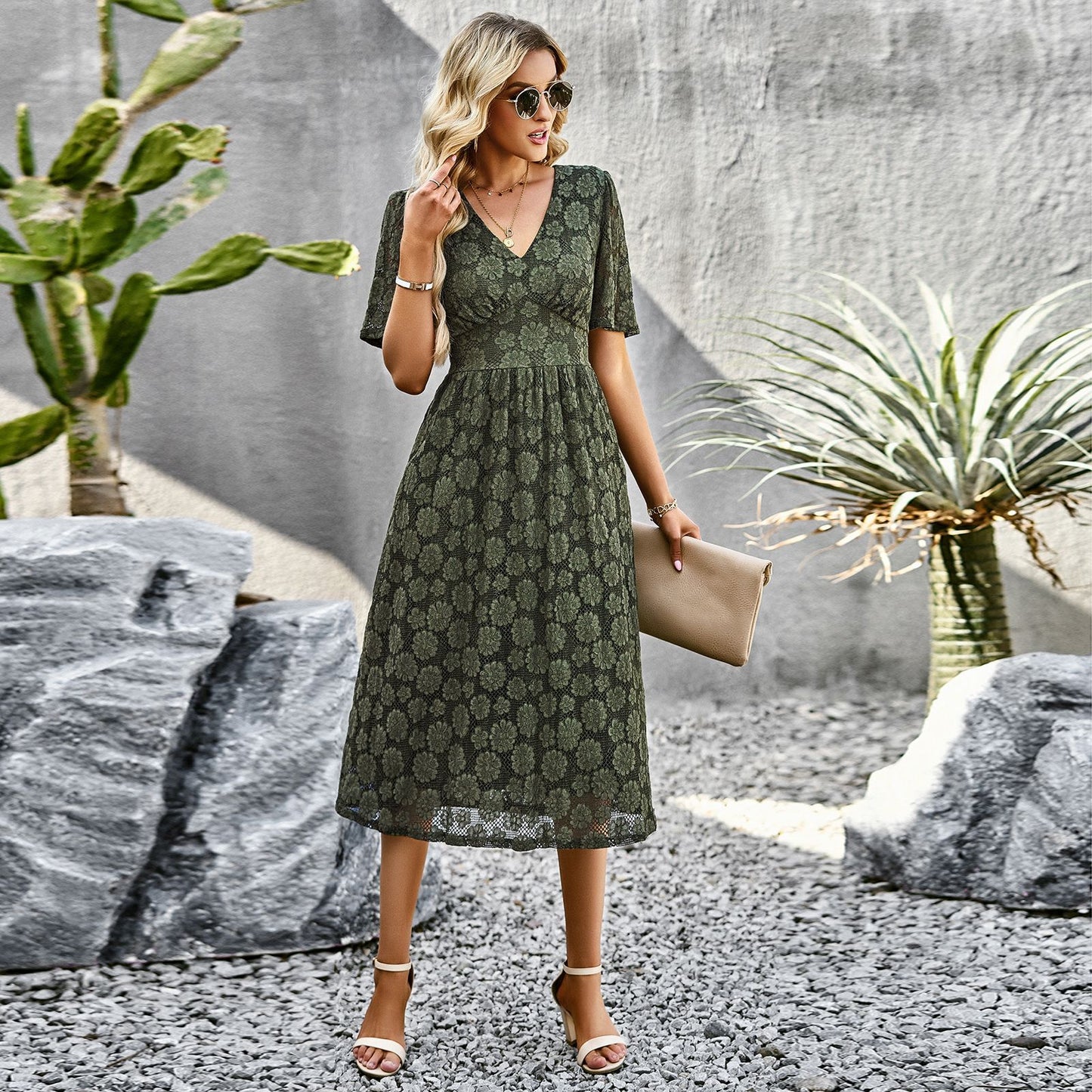 V-Ausschnitt Besticktes Spitzenkleid mit Rüschärmeln und Reißverschluss | Ideal für Frühling und Sommer