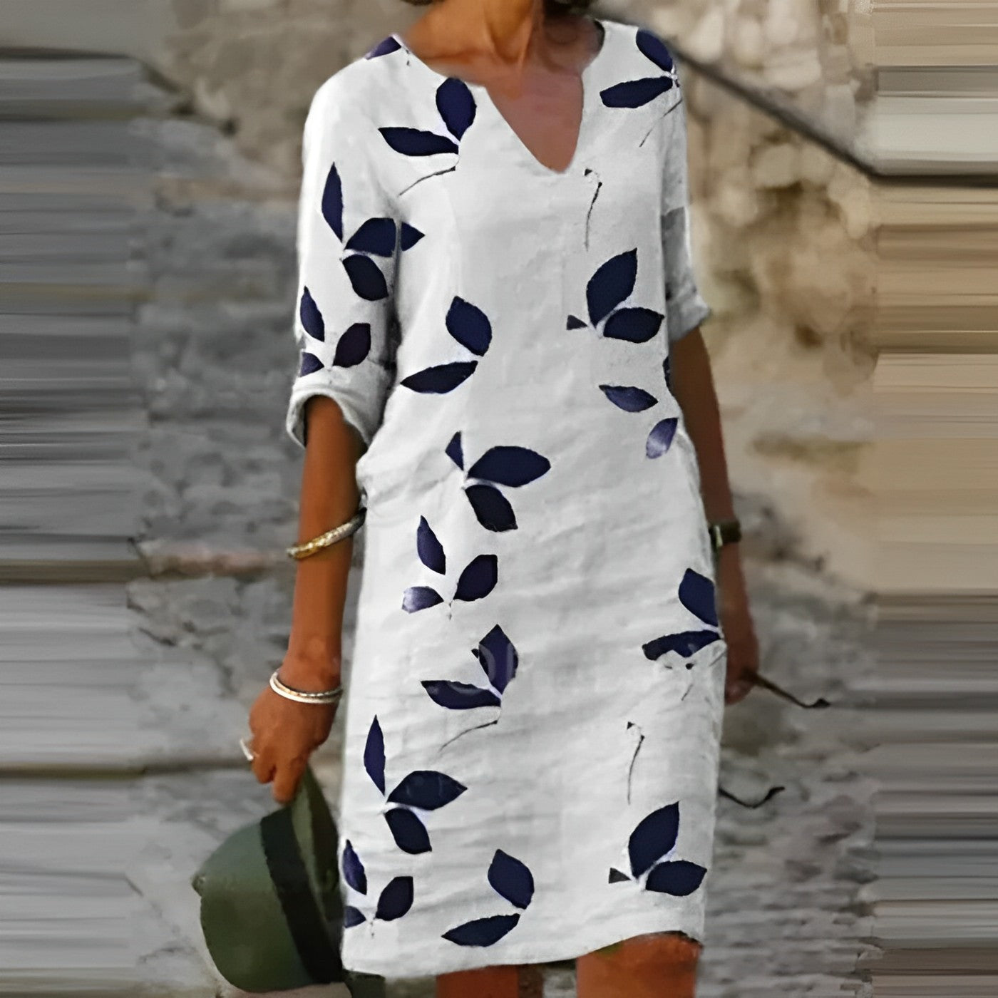 Sommerkleid mit Blattmuster und fließender Silhouette | Ideal für den Sommer