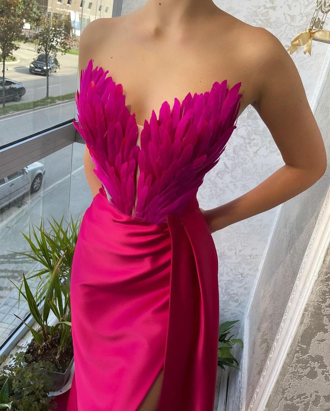 Bodenlanges Kleid mit Federbesatz und Kragen mit Linie | Ideal für Frühling und Sommer