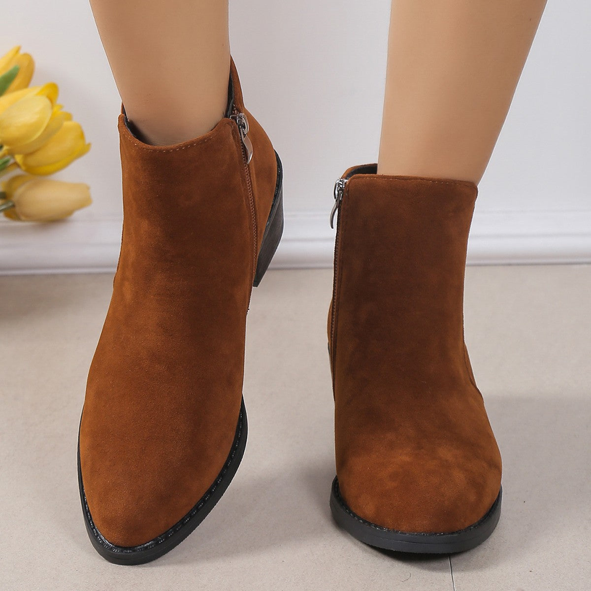 Wildleder Stiefeletten mit seitlichem Reißverschluss und Blockabsatz | Ideal für den Herbst