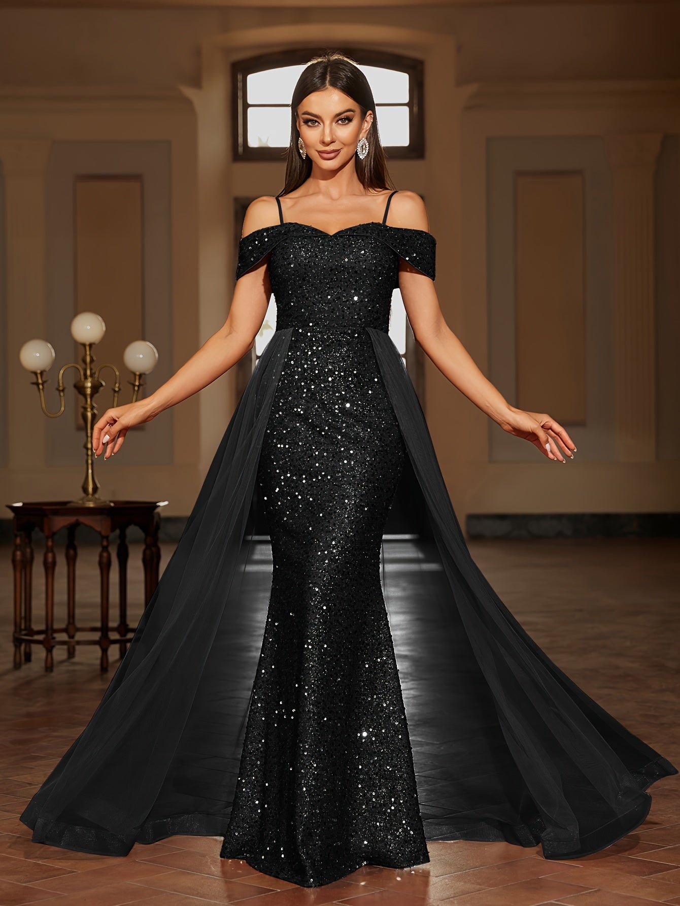 Langes Abendkleid mit Taillierter Passform und Fließendem Rock