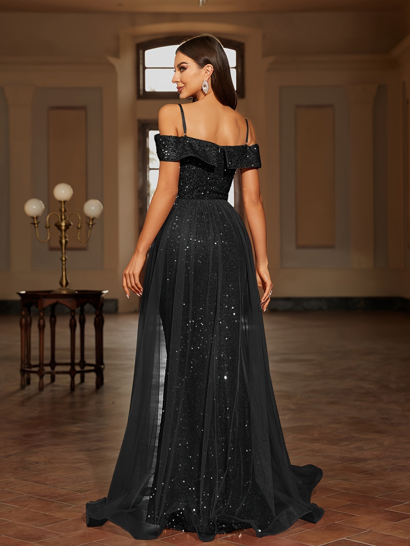 Langes Abendkleid mit Taillierter Passform und Fließendem Rock