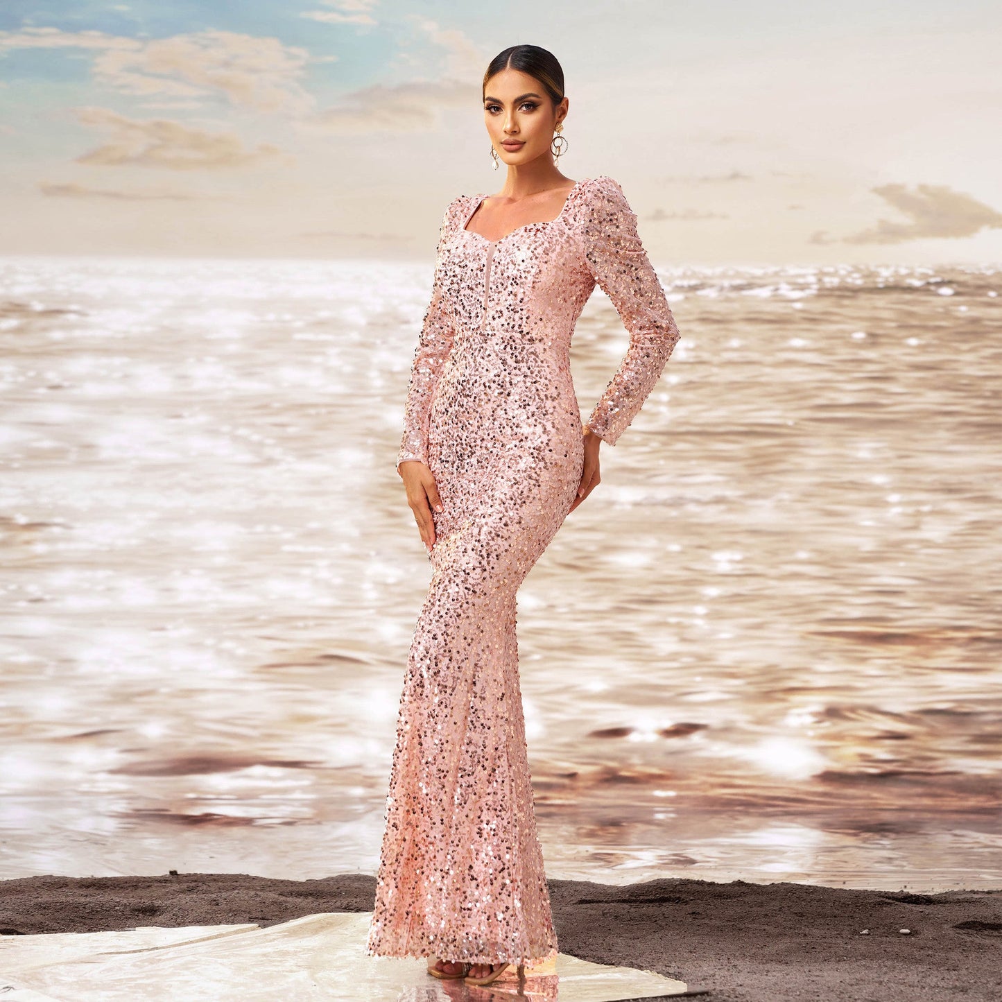 Paillettenbesetztes Langarm-Fishtail-Kleid mit Quadratausschnitt | Ideal für Herbst und Winter
