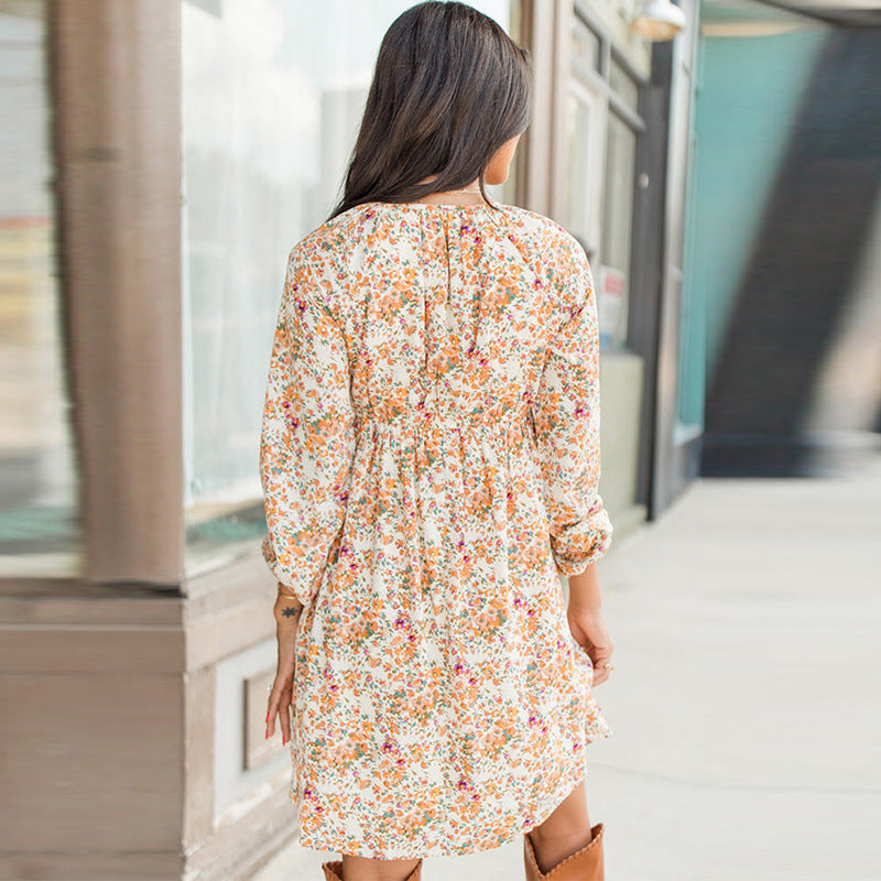 Geblümtes Pulloverkleid mit Kontrastfarbe | Ideal für Frühling und Sommer