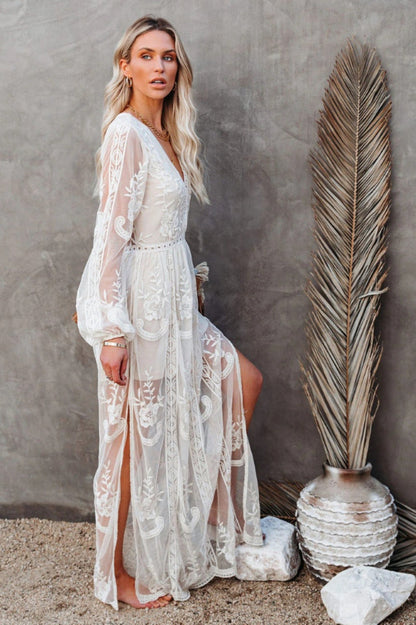 Weißes Spitzen-Maxi-Kleid mit Tiefem V-Ausschnitt und Beinschlitz | Ideal für den Sommer