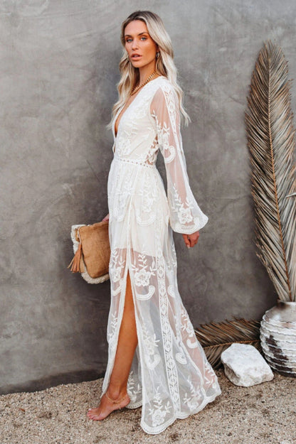 Weißes Spitzen-Maxi-Kleid mit Tiefem V-Ausschnitt und Beinschlitz | Ideal für den Sommer