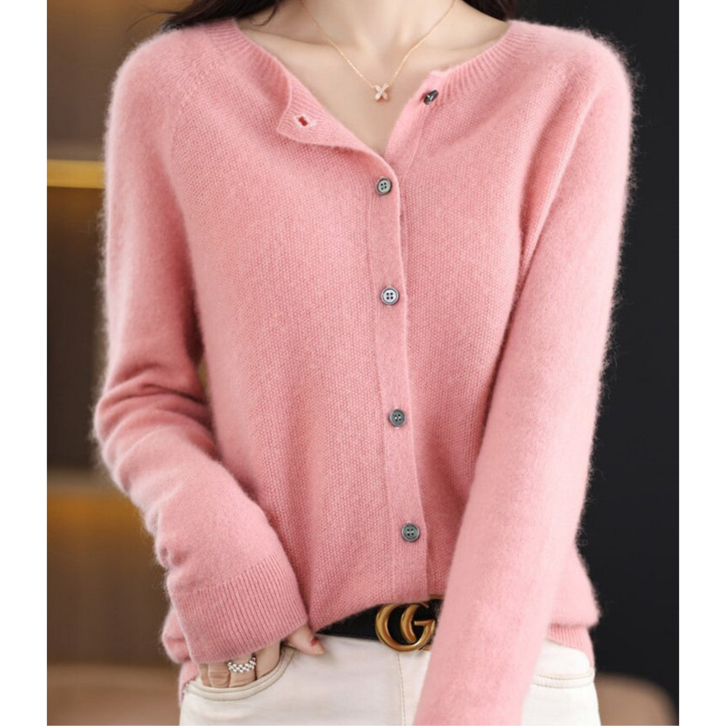 Weiche Strickjacke mit Rundhalsausschnitt