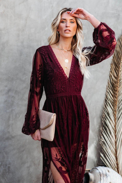 Weißes Spitzen-Maxi-Kleid mit Tiefem V-Ausschnitt und Beinschlitz | Ideal für den Sommer
