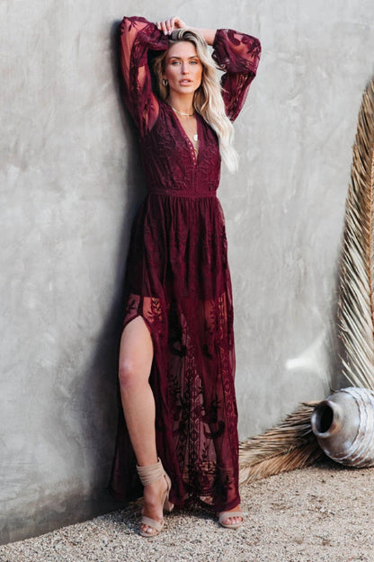 Weißes Spitzen-Maxi-Kleid mit Tiefem V-Ausschnitt und Beinschlitz | Ideal für den Sommer