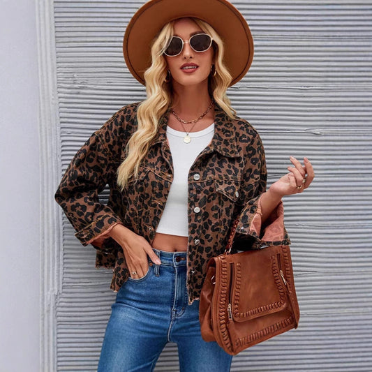Kurzjacke aus Denim mit Tiermuster und Ausfransendem Saum | Ideal für Frühling und Herbst