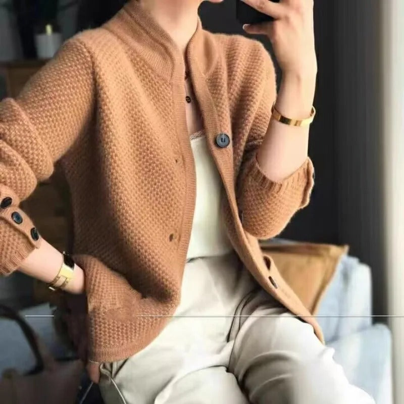 Wärmende Strickjacke mit hohem Kragen