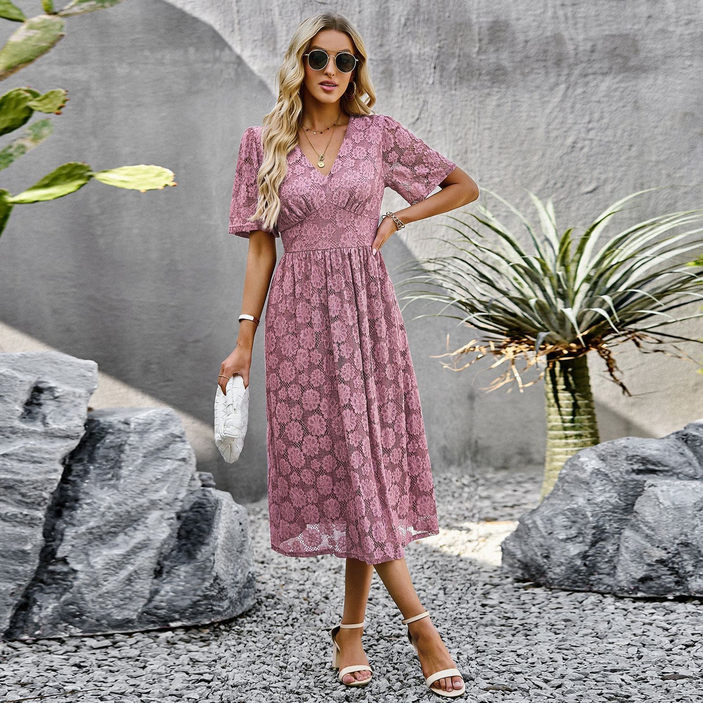 V-Ausschnitt Besticktes Spitzenkleid mit Rüschärmeln und Reißverschluss | Ideal für Frühling und Sommer